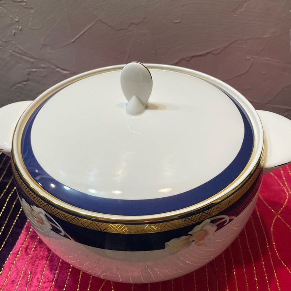 Christine Holm Royal Orchid Tureen - Picture 2 of 9